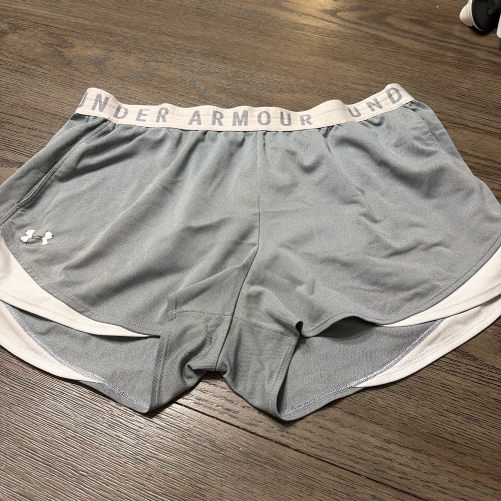 Under Armor Women’s Light Gray Athletic Shorts Size LARGE